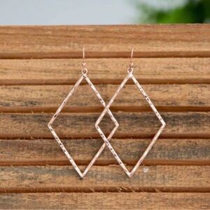 Gold tone 2” diamond shaped metal hammered dangle drop earrings NEW